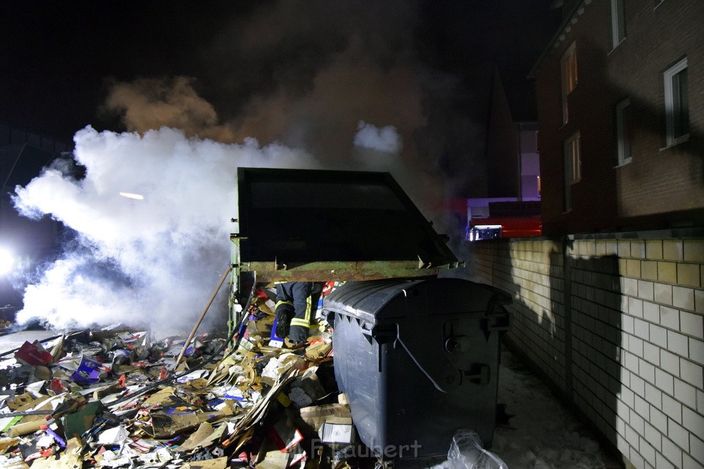 Feuer Papp Presscontainer Koeln Hoehenberg Bochumerstr P334.JPG - Miklos Laubert